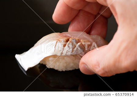 舉行鯖魚壽司的板前 舉行鯖魚壽司的板前 65370914
