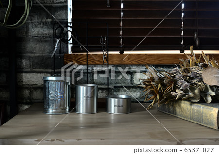 帶工業罐的辦公桌 65371027