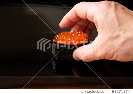 Itakumae holding the sushi of how much tobi 65371174