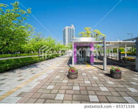5月，新鮮的綠色街道樹木和清澈的川口本鄉車站前的風景 65371336