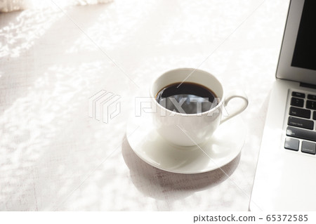 Coffee, laptop and afternoon sun 65372585