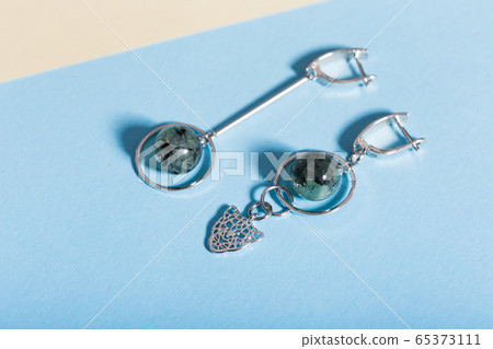 Women's Jewelry. Trendy jewelry on coloured background. Flat lay, top view. 65373111