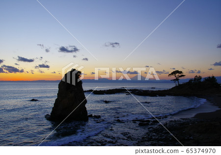 View of Mt. Fuji from Akiya/Tateishi coast at dusk (Yokosuka City) 65374970