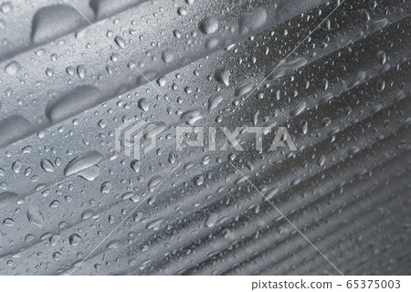 錫屋頂，水滴，多雲的天空 65375003