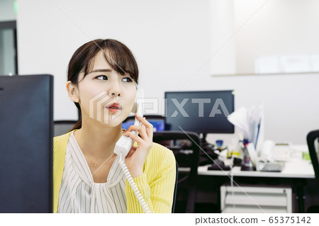 一個女人和電話交談 65375142