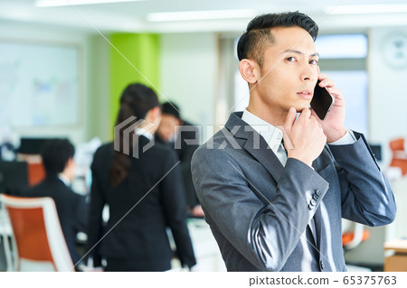 一個商人打電話 65375763