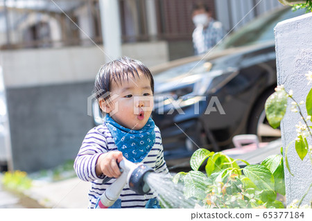 1歲男孩灑水 1歲男孩灑水 65377184