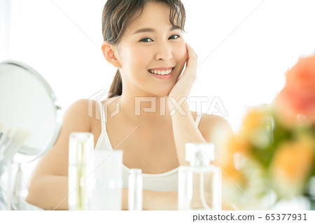 Young, beautiful, nice woman, skin care, beauty, and cosmetics 65377931