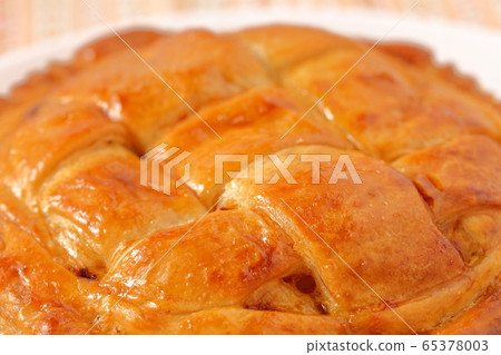 Hand made apple pie 65378003