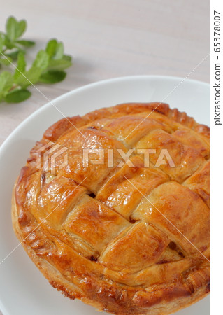 Homemade apple pie with apple mint Homemade apple pie with apple mint 65378007