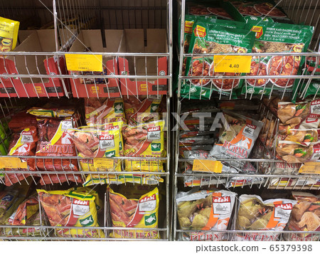 The spices are sold in commercial packages and are displayed on shelves in the supermarket. Sort by brand and type to make it easier for customers to buy. The spices are sold in commercial packages and are displayed on shelves in the supermarket. Sort by brand and type to make it easier for customers to buy. 65379398