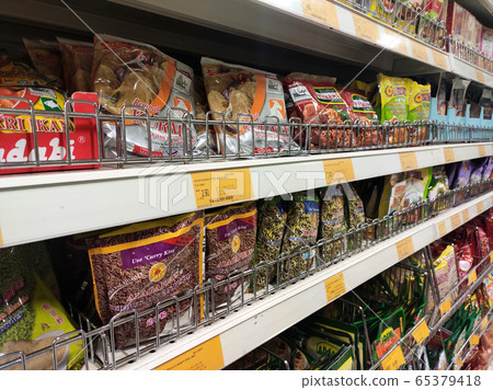 The spices are sold in commercial packages and are displayed on shelves in the supermarket. Sort by brand and type to make it easier for customers to buy. The spices are sold in commercial packages and are displayed on shelves in the supermarket. Sort by brand and type to make it easier for customers to buy. 65379418