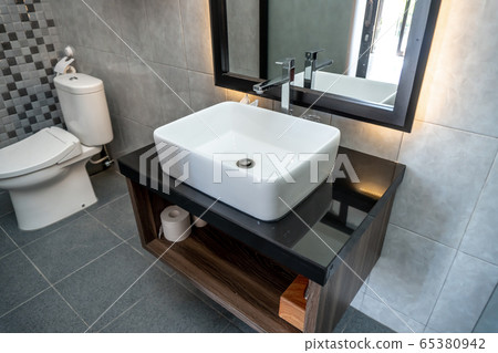 The photo of a white clean sink with the crane 65380942