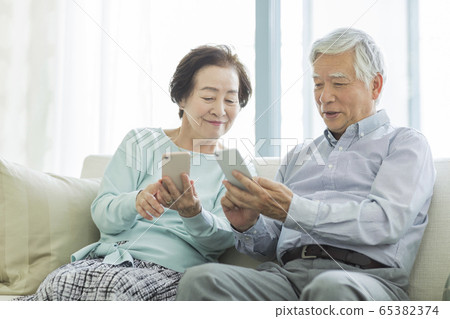 Senior couple smartphone 65382374