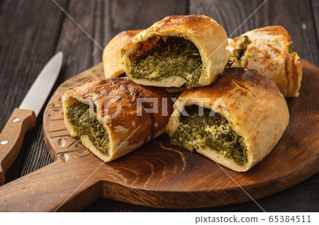 Stromboli with spinach and mozzarella fiiling., italian pizza dough pie. 65384511