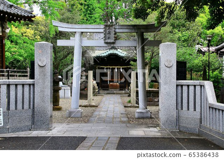 Sanken Shrine, one of the Seven Lucky Gods of the Sumida River that sits on Mukaijima 65386438