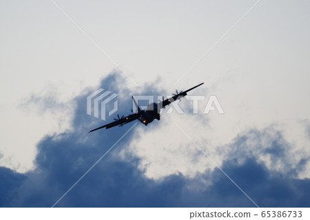 C-130赫拉克勒斯在黃昏中飛行 C-130赫拉克勒斯在黃昏中飛行 65386733
