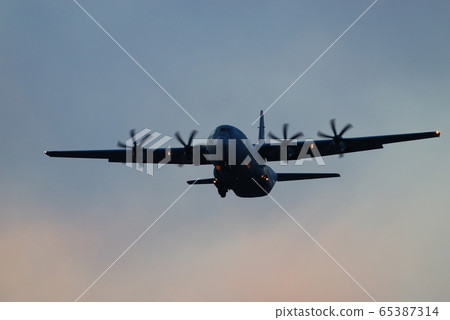 C-130大力神在黃昏中飛翔 65387314
