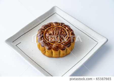 Tsukimochi Chinese confectionery white background 65387665