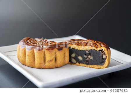 Mooncake Chinese confectionery black background 65387681