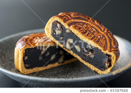Mooncake Chinese confectionery black background 65387688