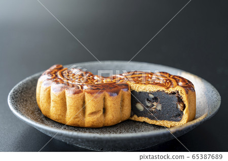 月餅中國糖果黑色背景 65387689