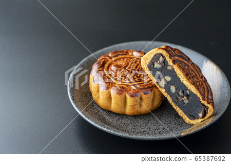 Mooncake Chinese confectionery black background Mooncake Chinese confectionery black background 65387692