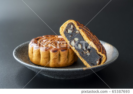 Mooncake Chinese confectionery black background 65387693