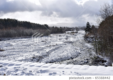 Omachi Onsen Village, Nagano Prefecture, snowy landscape of Kashima River 65388442