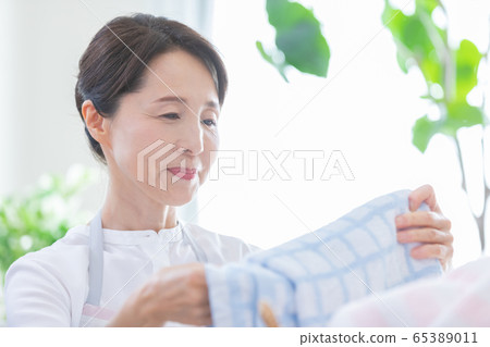 中年女人洗衣 65389011