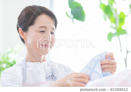 中年女人洗衣 中年女人洗衣 65389012