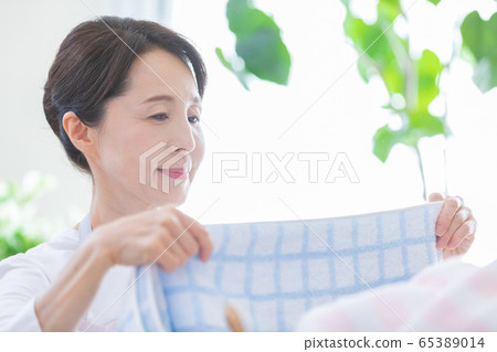 Middle woman laundry Middle woman laundry 65389014