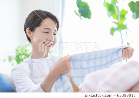 Middle woman laundry 65389015