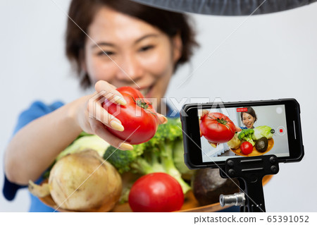 一個女人用智能手機拍攝視頻 65391052