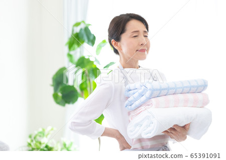 Middle female low back pain 65391091