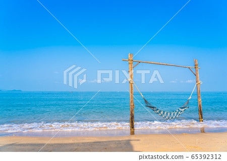 Empty hammock swing on the beautiful beach and sea 65392312