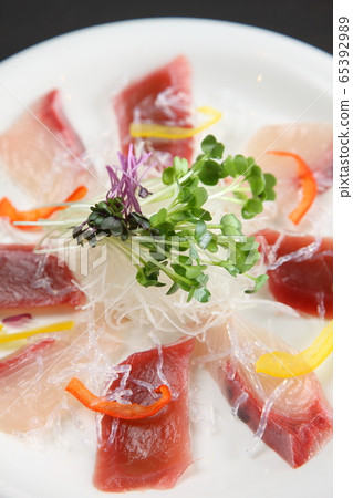 Carpaccio of tuna and amberjack 65392989