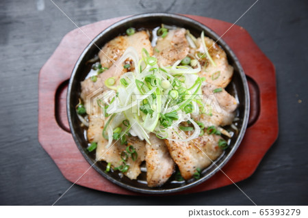 Teppan-grilled pork 65393279