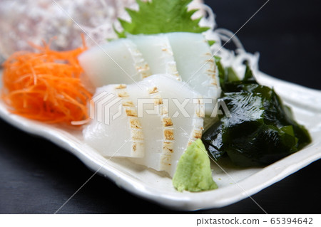 Squid sashimi 65394642