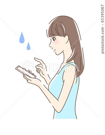 操作智能手機的焦慮女人的側面 操作智能手機的焦慮女人的側面 65395067