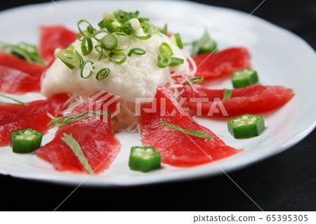 在金槍魚山上的生牛肉片 在金槍魚山上的生牛肉片 65395305