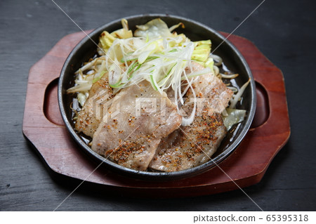 Teppan-grilled pork Teppan-grilled pork 65395318