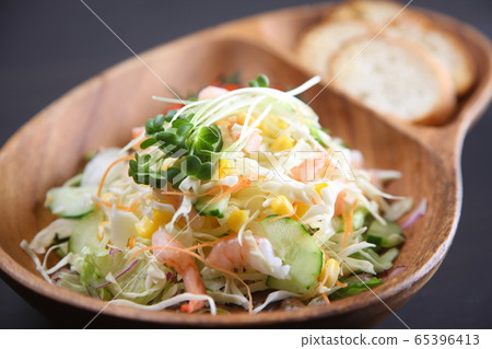 Shrimp and corn with coleslaw salad bread 65396413