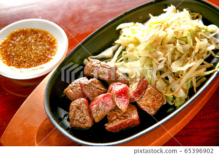 骰子牛排 65396902