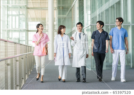 Hospital doctor female doctor medical team image 65397520
