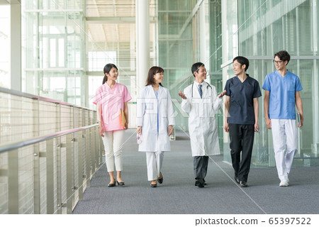 Hospital doctor female doctor medical team image 65397522