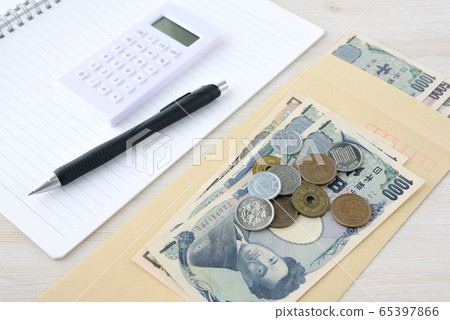 Image of managing living expenses 65397866