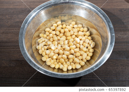 將乾大豆浸泡在水中以使其變軟的過程（製作納豆的第一個過程） 65397892