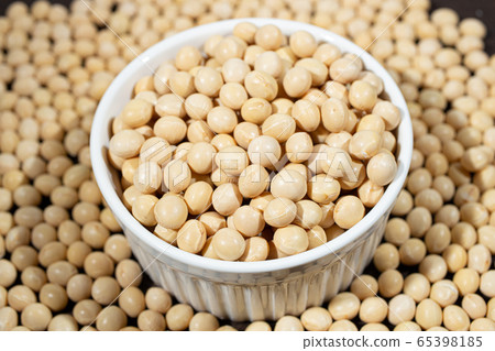 Dried soybeans (dry matter, soybeans), isoflavone, a raw material for miso in Japan! 65398185
