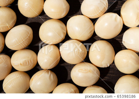 Dried soybeans (dry matter, soybeans), isoflavone, a raw material for miso in Japan! 65398186